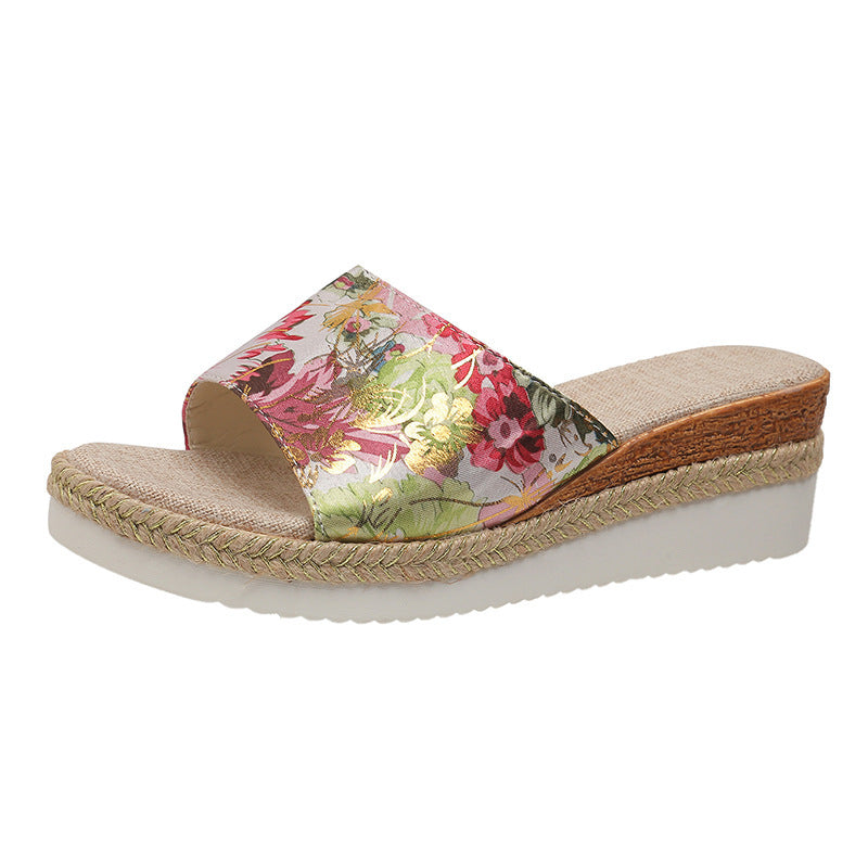 Sandalen mit Keilabsatz und breiten Riemen und Blumenmuster