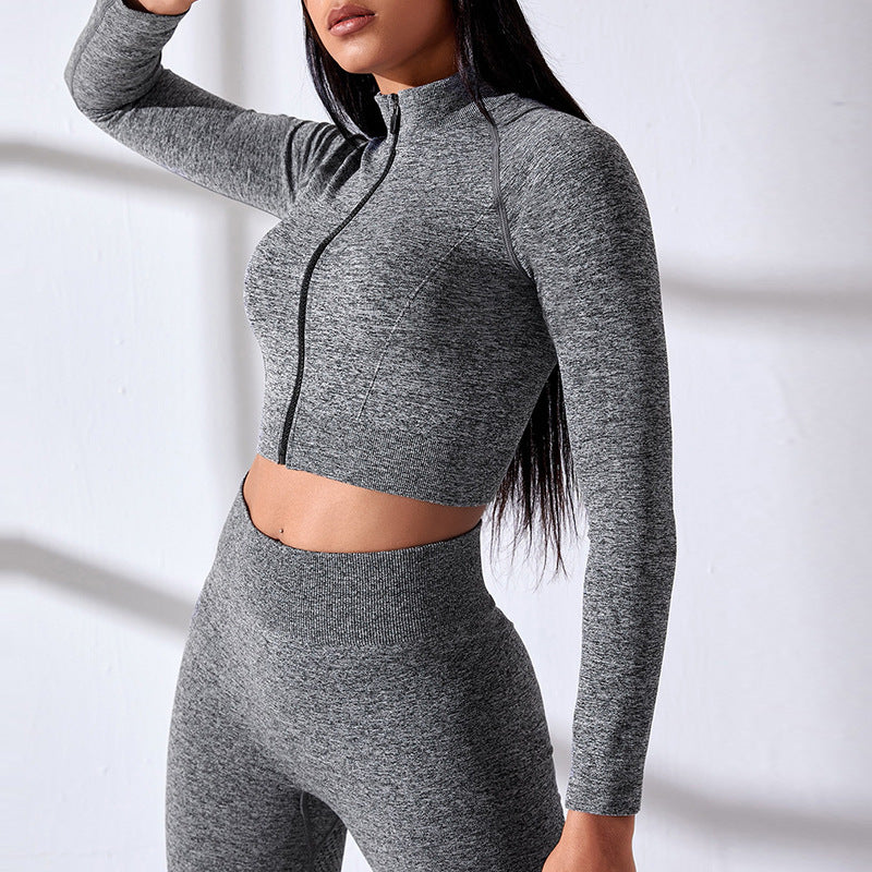 Ensemble d'entraînement avec haut court zippé à manches longues et legging
