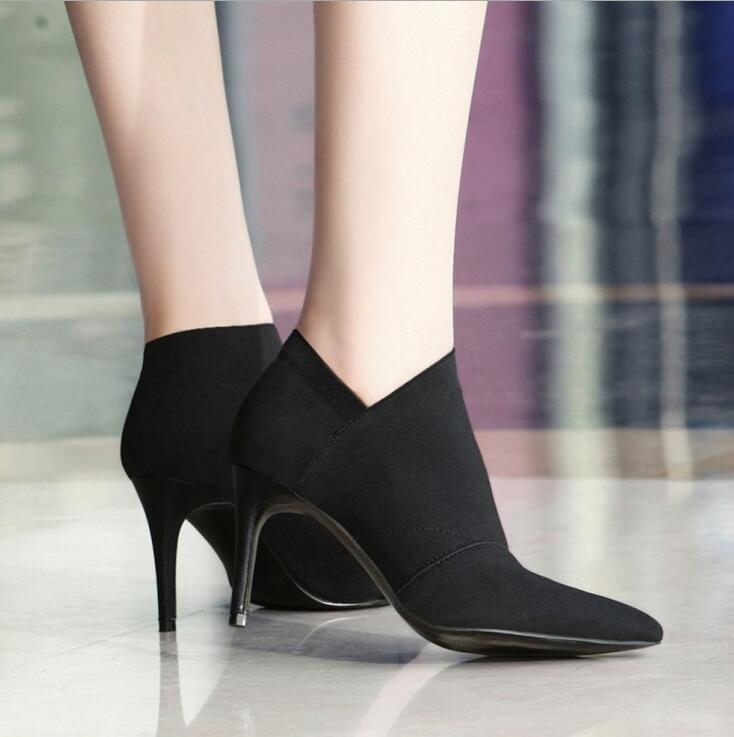 Schicke knöchelhohe Stiletto-Stiefel mit spitzer Zehenpartie