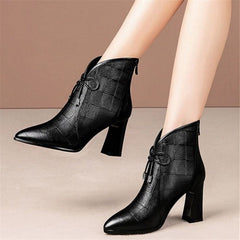 Bottes noires à talons hauts et épais avec bout pointu et nœud
