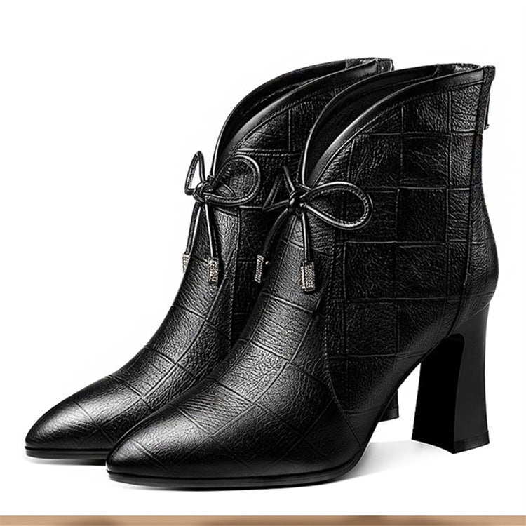 Bottes noires à talons hauts et épais avec bout pointu et nœud