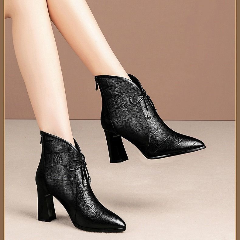 Bottes noires à talons hauts et épais avec bout pointu et nœud