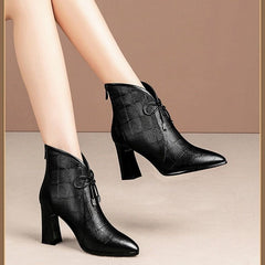 Bottes noires à talons hauts et épais avec bout pointu et nœud