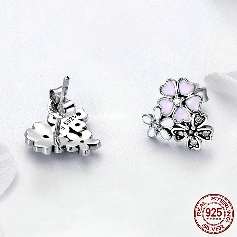 Silberne Ohrstecker mit Blumenmotiv
