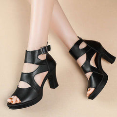 Schwarze Riemchensandalen mit hohem Absatz