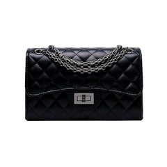 Elegant Quilted Shoulder Bag with Clasp and Chain Strap