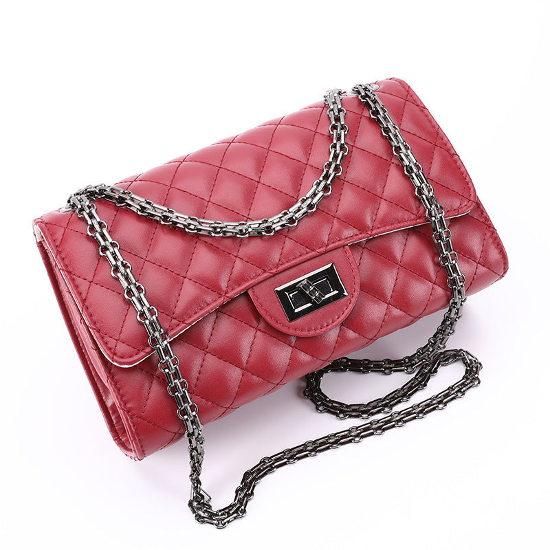 Elegant Quilted Shoulder Bag with Clasp and Chain Strap