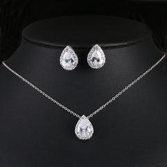 Ensemble de bijoux avec collier et boucles d'oreilles en pierres précieuses en forme de goutte d'eau