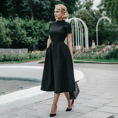 Schwarzes kurzärmliges Midikleid mit hohem Halsausschnitt und Taschen S-XXL
