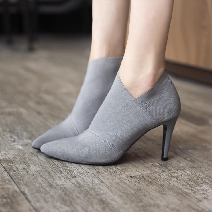 Schicke knöchelhohe Stiletto-Stiefel mit spitzer Zehenpartie