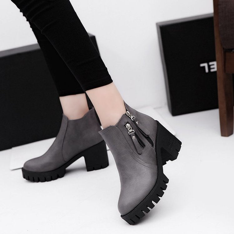 Bottines à talon épais et bout rond avec fermeture éclair latérale, disponibles en 3 couleurs