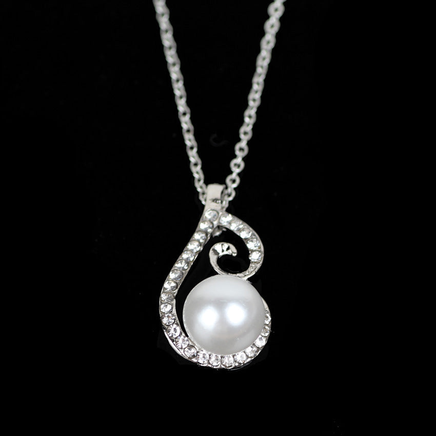 Set aus Halskette und Ohrringen mit Strasssteinen, Diamanten und Perlen