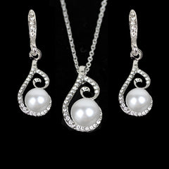 Set aus Halskette und Ohrringen mit Strasssteinen, Diamanten und Perlen