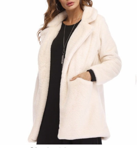 Manteau en fausse fourrure avec revers et poches