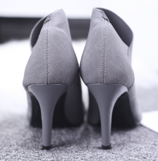 Schicke knöchelhohe Stiletto-Stiefel mit spitzer Zehenpartie