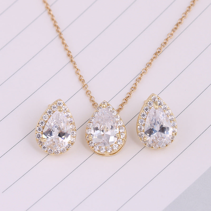 Ensemble de bijoux avec collier et boucles d'oreilles en pierres précieuses en forme de goutte d'eau