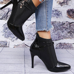 Bottines noires à talons hauts et bout pointu