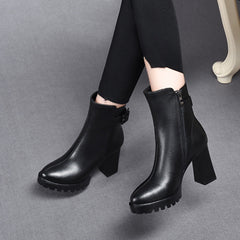 Bottes noires à talons hauts et plateforme en cuir avec boucle de ceinture