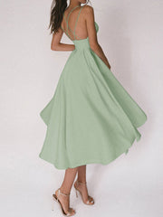 Mittellanges Abendkleid mit V-Ausschnitt und Spaghettiträgern