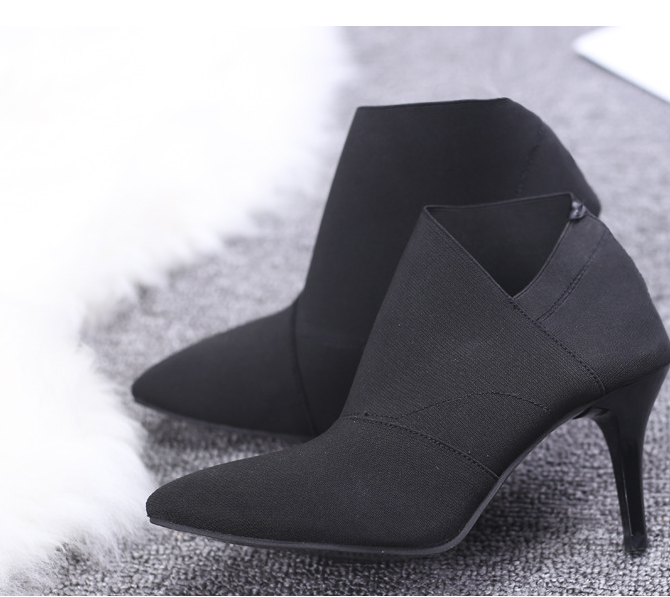 Schicke knöchelhohe Stiletto-Stiefel mit spitzer Zehenpartie