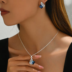 Ensemble collier et boucles d'oreilles en cristal incrusté géométrique