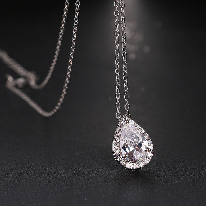 Ensemble de bijoux avec collier et boucles d'oreilles en pierres précieuses en forme de goutte d'eau