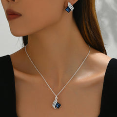 Ensemble collier et boucles d'oreilles en cristal incrusté géométrique