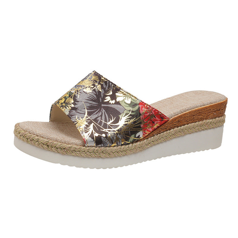 Sandalen mit Keilabsatz und breiten Riemen und Blumenmuster