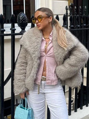 Kunstpelzjacke mit Taschen und Revers