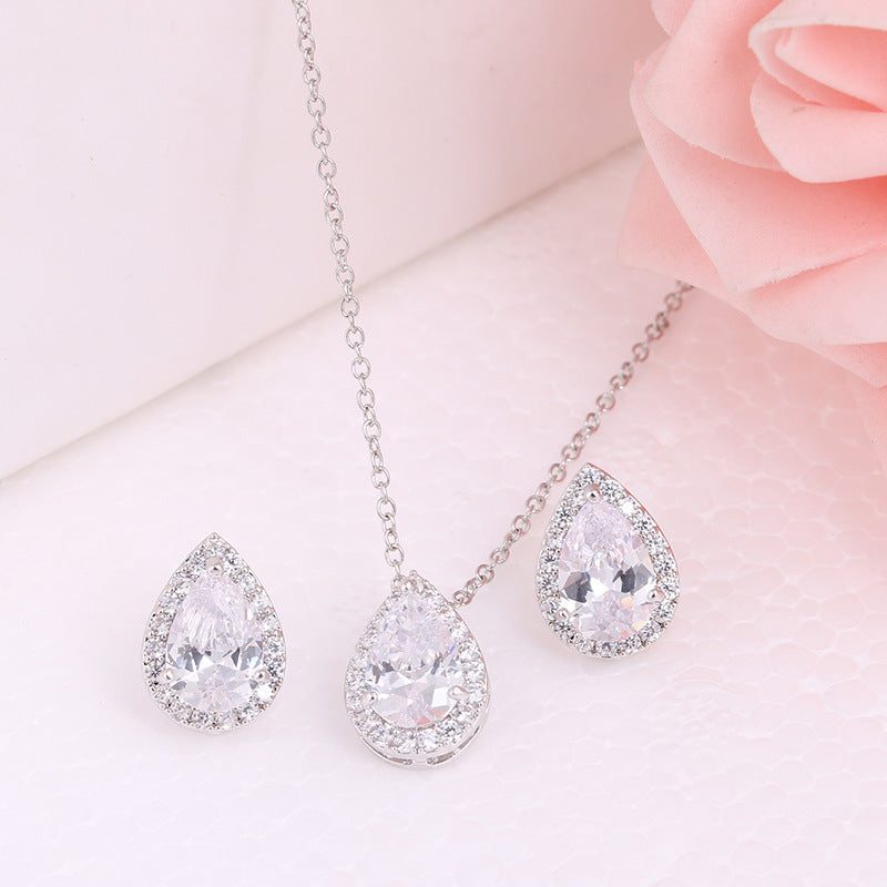 Ensemble de bijoux avec collier et boucles d'oreilles en pierres précieuses en forme de goutte d'eau
