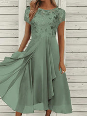 Robe de soirée à manches courtes avec corsage en dentelle et jupe en mousseline
