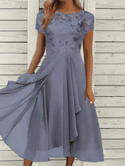 Robe de soirée à manches courtes avec corsage en dentelle et jupe en mousseline