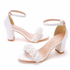 Sandales à talons hauts avec fleurs et perles et bride à la cheville