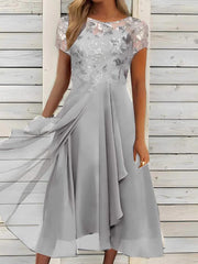 Robe de soirée à manches courtes avec corsage en dentelle et jupe en mousseline