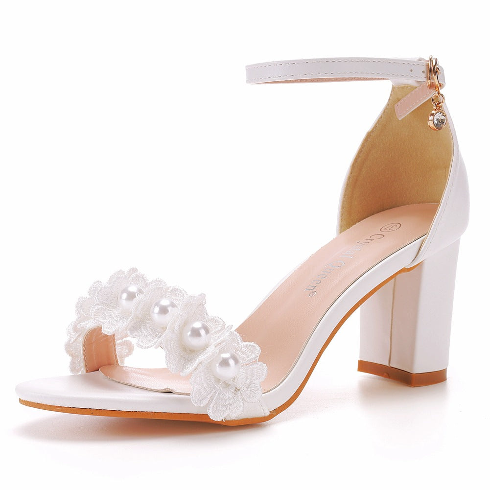 Sandales à talons hauts avec fleurs et perles et bride à la cheville