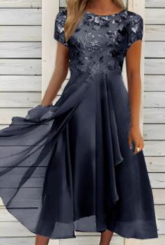 Robe de soirée à manches courtes avec corsage en dentelle et jupe en mousseline
