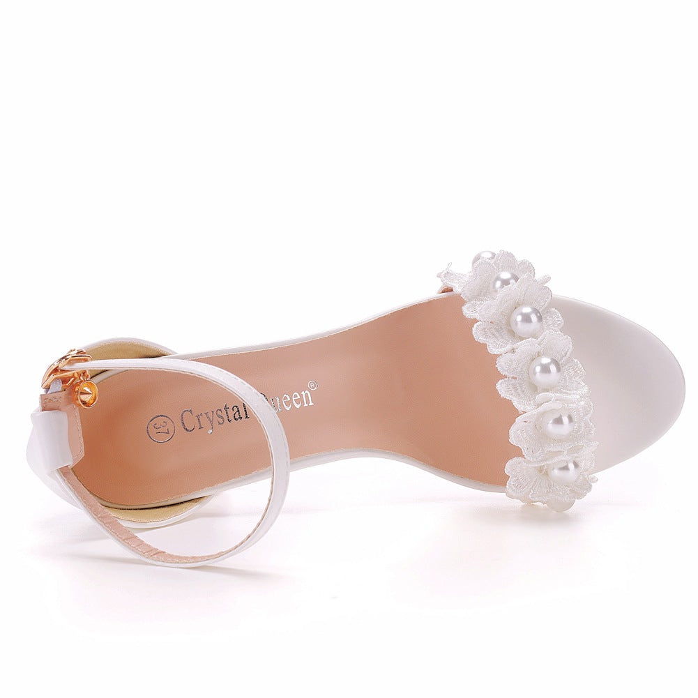 Sandales à talons hauts avec fleurs et perles et bride à la cheville
