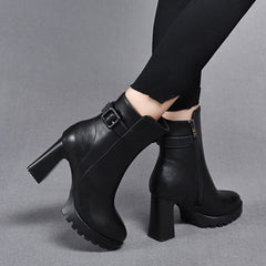 Bottes noires à talons hauts et plateforme en cuir avec boucle de ceinture