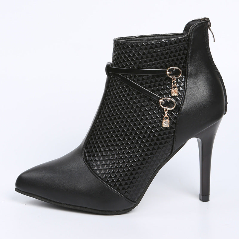 Bottines noires à talons hauts et bout pointu