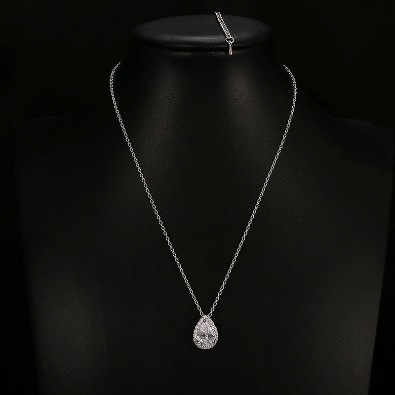 Ensemble de bijoux avec collier et boucles d'oreilles en pierres précieuses en forme de goutte d'eau