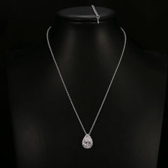 Ensemble de bijoux avec collier et boucles d'oreilles en pierres précieuses en forme de goutte d'eau