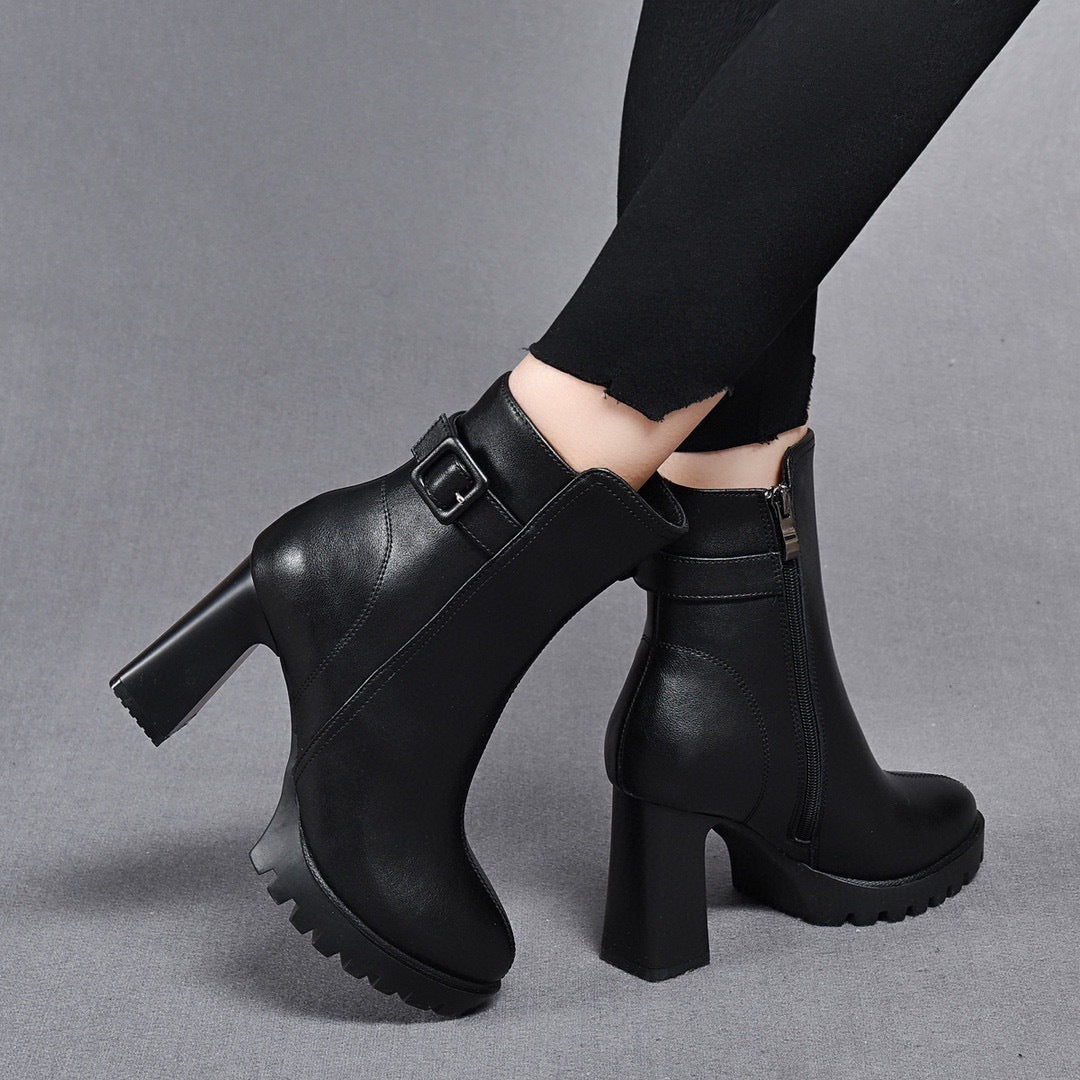 Bottes noires à talons hauts et plateforme en cuir avec boucle de ceinture