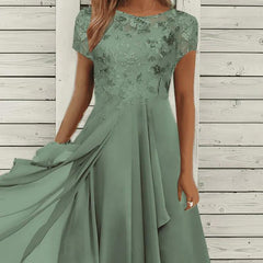 Robe de soirée à manches courtes avec corsage en dentelle et jupe en mousseline