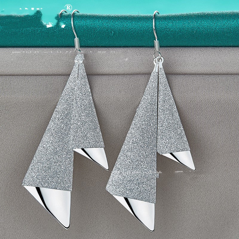 Lange Ohrringe aus mattiertem Silber