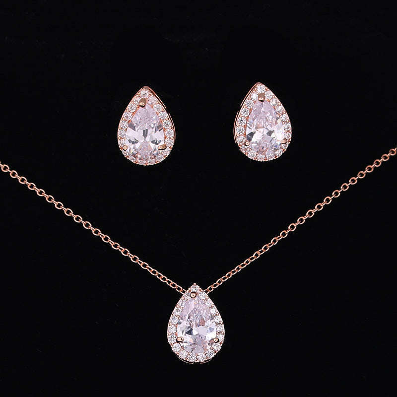 Ensemble de bijoux avec collier et boucles d'oreilles en pierres précieuses en forme de goutte d'eau