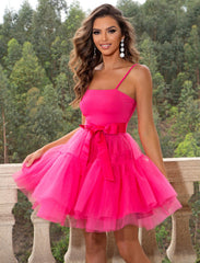 Partykleid mit großem Rock und Spaghettiträgern