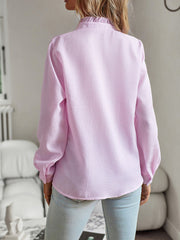 Langärmlige Bluse mit Rüschen und Knöpfen