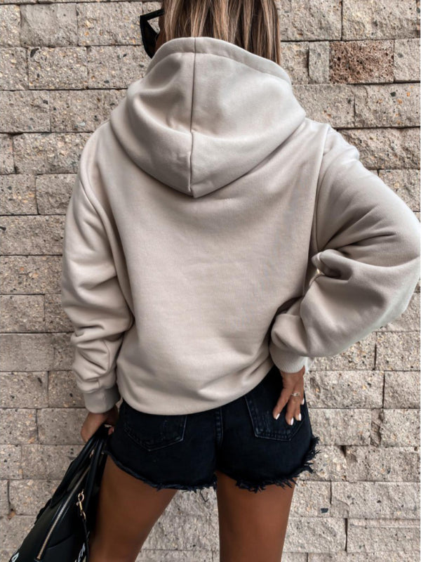 Sweat-shirt à capuche et manches longues avec poche kangourou, disponible en 4 couleurs, du S au XXL. 