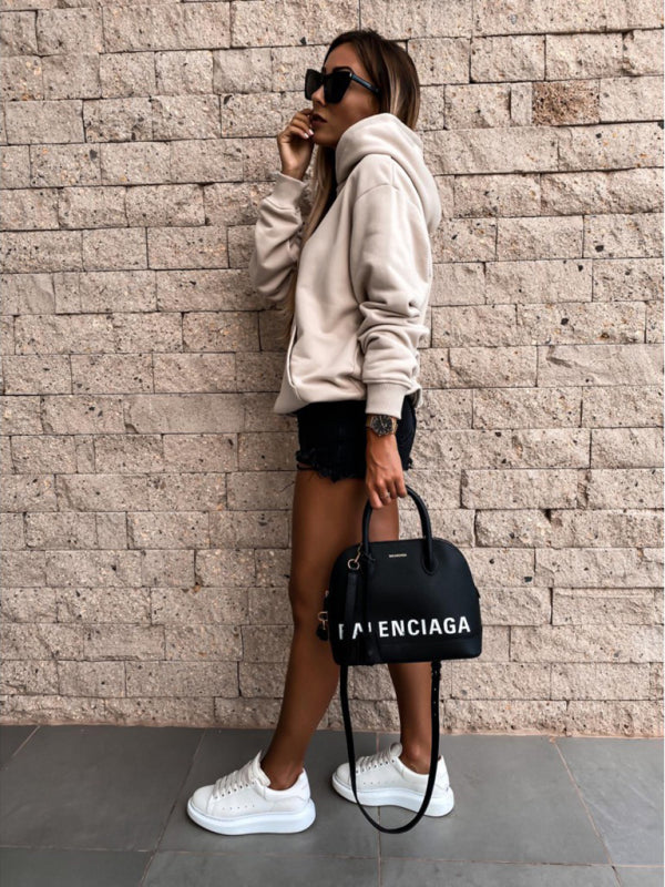 Sweat-shirt à capuche et manches longues avec poche kangourou, disponible en 4 couleurs, du S au XXL. 