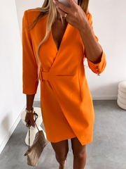 Robe tailleur sophistiquée à col en V et manches longues